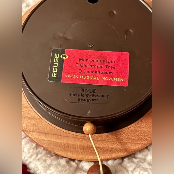 German Music Box, Reuge Swiss Movement Plays “O Christmas Tree” Hummel - Picture 4 of 5